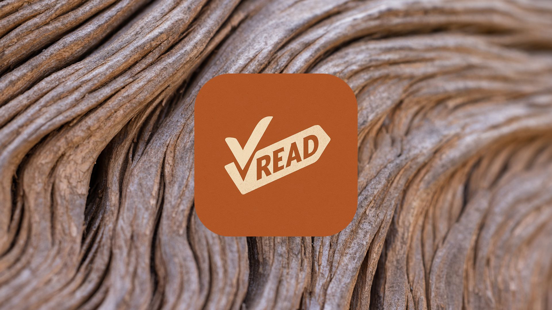 Smartphone affichant une app de suivi de lecture posé à côté d’un livre ouvert