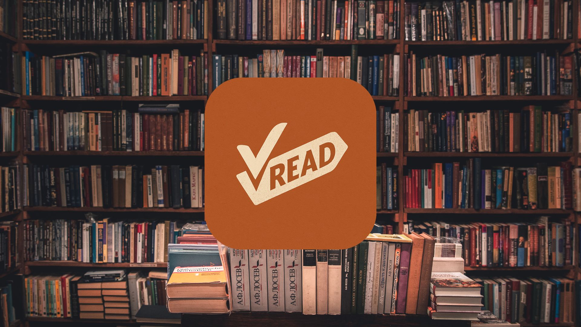 Livre classique ouvert à côté d’un smartphone éteint